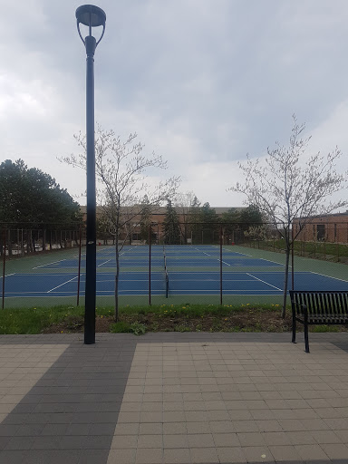 York University Tennis Courts: Ingress portal